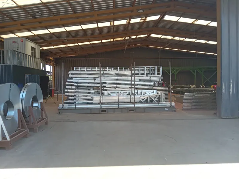 Interior de la planta de fabricación de CasasMetal con la línea de perfilado de acero galvanizado