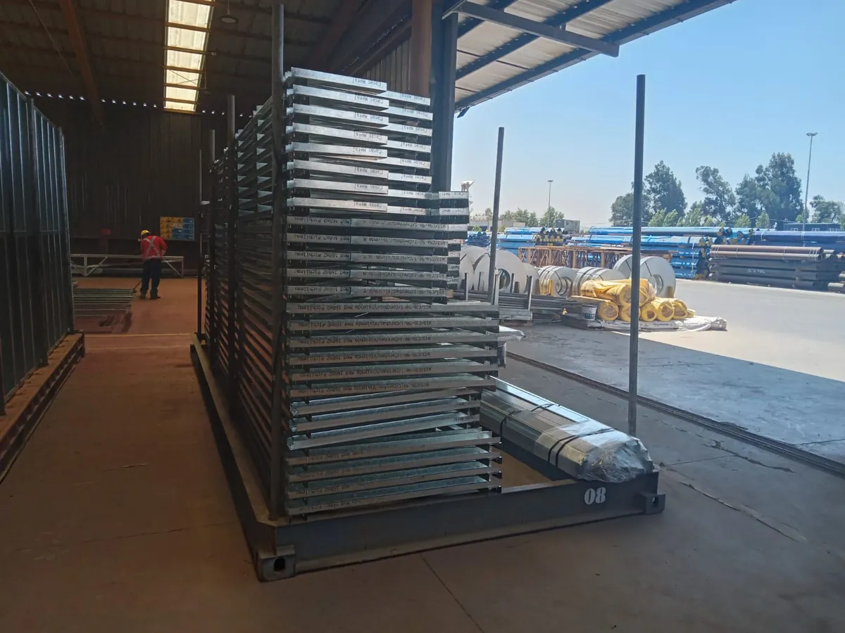 Perfiles de acero galvanizado apilados y rotulados en el patio de la planta de CasasMetal